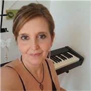 Profesora de administración,  informática,  marketing, experiencia de más de 10  años como profesora y profesional. 