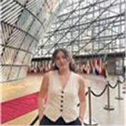 Estudiante universitaria que ha tenido educación inglesa y ha vivido en EE. UU. y Canadá
