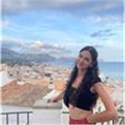 Estudiante universitaria imparte clases de apoyo de inglés a niños de colegio/instituto