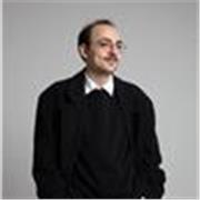 Englisch-Tutor, der Kinder aller Altersgruppen unterrichtet