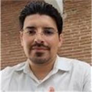 Maestro de biología con excelente actitud para enseñar