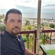 Profesor de inglés bilingüe Licenciado en Lengua y Literatura Inglesa(6 años de estudio) especializado en habilidades comunicativas. 
Capacitado para enseñar y entrenar alumnos de cualquier nivel de escolaridad