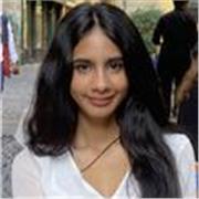 Profesora de inglés imparte clases a niños de todas edades