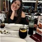 Profesora primeriza de apoyo escolar a niños y niñas de primaria