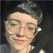 Estudiante universitaria con título avanzado de inglés, capaz de ayudar a menores y adultos.