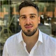 Profesor de Historia y de humanidades para todas las edades, con un abordaje integral.