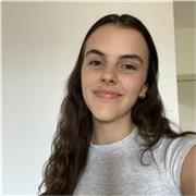 Estoy graduada en Bachillerato de Humanidades con Matrícula de Honor. Además, soy estudiante de Traducción e Interpretación