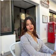Profesora de inglés, recién graduada de Traducción e Interpretación de inglés y francés por la Universidad de Murcia.