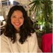 Profesora de inglés que imparte clases a niños de todas las edades