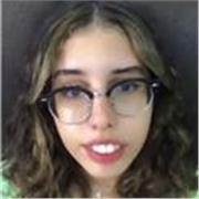 Profesora de inglés que imparte clase a niños de 10 y para abajo