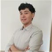 Estratega de marketing digital imparte clases a universitarios