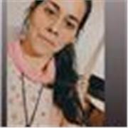 Profesora Universitaria ( a un final de egresar) en Psicología Social, también formada como acompañante terapéutica