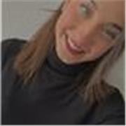 Profesora de apoyo para niños de primaria en persona