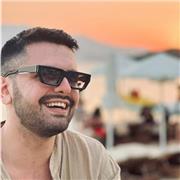 Laureato in Lingue e Letterature Straniere e Tecniche della Mediazione Linguistica impartisce lezioni di inglese