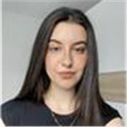 Estudiante universitaria del grado de Economía que imparte clases 