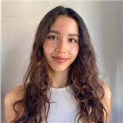 Soy una profesora que se adapta a las necesidades de cada alumno. Me entusiasma enseñar a niños porque puedo dinamizar con mayor facilidad las clases pero me adapto a cualquier grado educativo e intento acercar a los estudiantes al idioma de la forma mas