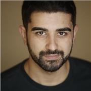 Laureato in Lettere e diplomato alla scuola del Teatro di Napoli impartisce lezioni di recitazione, public speaking e letteratura italiana