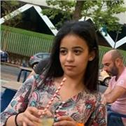 Universitaria que quiere ayudar a estudiantes en su educación