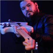 Profesor de música imparte clases de guitarra, teclado y canto