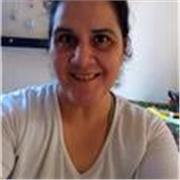 Docente de preescolar, da clases de apoyo y refuerzo a niños de primaria en español