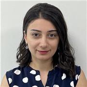 Professionelle Englischlehrkraft, die verschiedene Altersgruppen unterrichten kann – von 3–4 Jahren bis über 60.