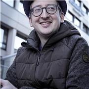 Deutsch-Tutor, Schriftsteller und Dichter unterstützt beim Lernen, erklärt und lehrt