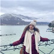 Soy una persona a la cual le encanta enseñar y ver como el esfuerzo de un niño tiene resultados. Me considero alguien que tiene facilidad de acoplarse a las distintas necesidades de mis alumnos. 
Llevo 7 años dando clase a niños de entre 13-18 años, e imp