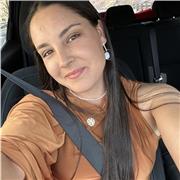 Chica joven, con ganas de enseñar a niños y hacerles sentir mejor en cuanto a sus estudios