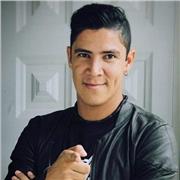 Profesor de Música con enfasis en instrumentos Colombianos imparte clases a niños de todas las edades