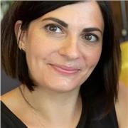 Docente di italiano per stranieri impartisce lezioni online ad adulti e bambini