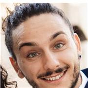 Ragazzo Laureando in Giurisprudenza per lezioni di varie materie