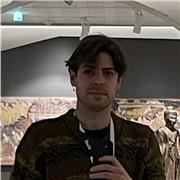 Professionista museale impartisce lezioni di storia e storia dell'arte a studenti di scuola superiore