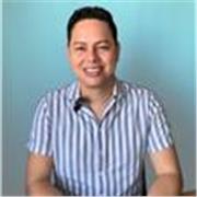 Yo me defino como un profesional apasionado por la enseñanza y el emprendimiento, con formación en Administración de empresas 