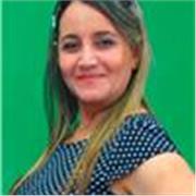 La profesora importante clases de español a todos los niños de todas las edades