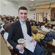 Diplomato chimico pluripremiato in concorsi nazionali, iscritto a Medicina, offresi per ripetizioni di matematica, chimica, fisica