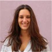 Studentessa universitaria di Mediazione Linguistica e Culturale impartisce lezioni per bambini e adolescenti