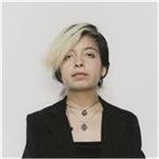 Profesora de dibujo imparte clases a personas de 12 años en adelante