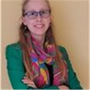 Mathe-Tutorin mit viel Erfahrung, die Kinder aller Jahrgangsstufen online unterrichtet.