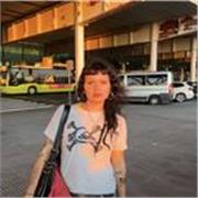 Profesora de contrabajo, apta para grado elemental y profesional.