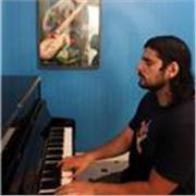 Professeur de piano (jazz, classique etc..) à Bordeaux et Visio. Diplômé du conservatoire et Master en musicologie enseignement