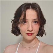 Ragazza diplomata e con un livello di inglese avanzato impartisce lezioni