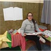 Profesor de primaria imparte clases a niños de todas las edades