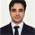 Ben, İngilizceyi sadece ezberletilen bir ders olmaktan çıkarıp yaşayan ve gündelik hayatın içine entegre edilen bir öğretmenim.