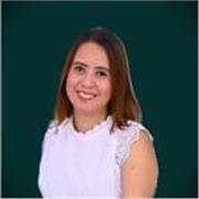 Psychology graduate teaching beginners to build English skills