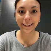 Insegnante di matematica alla scuola primaria impartisce lezioni di matematica per studenti di tutti i cinque anni della scuola primaria