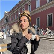 Laureata magistrale in Filosofia, ho 24 anni, e faccio lezioni private di latino, greco, italiano e filosofia dal 2017 ad oggi