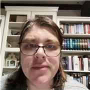 Enseignante de langue maternelle néerlandaise, enseigne l'anglais et le néerlandais à tous les niveaux.