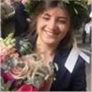 Studentessa universitaria magistrale offre aiuto nei compiti quotidiani