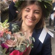 Studentessa universitaria magistrale offre aiuto nei compiti quotidiani