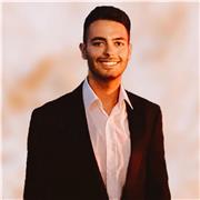 Laureato in Scienze dell’educazione impartisce lezioni di scienze umane, filosofia, psicologia ecc